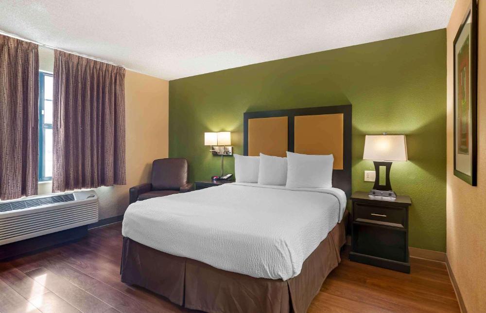 Queen studio with 1 Queen Bed - Disability Access/Non-Smoking interior